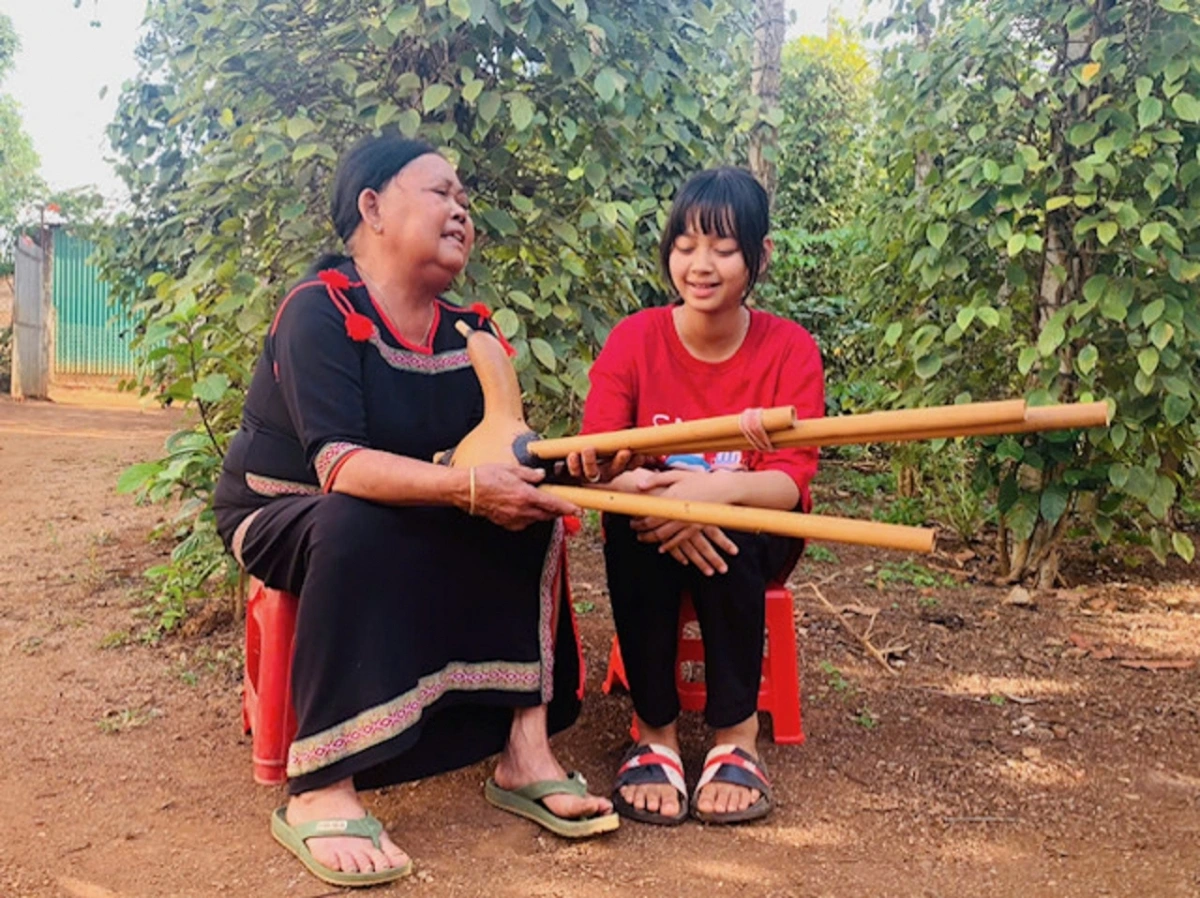 Nghệ nhân H Bliư̆ Hwing dạy cháu gái H Lana hát eirei và thổi đĭng năm