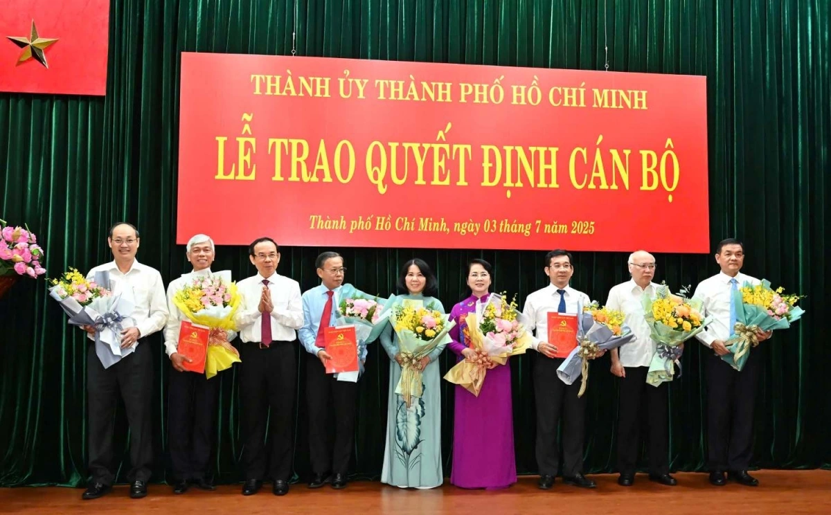 Ông Nguyễn Văn Nên tặng hoa các cán bộ nghỉ hưu (ảnh Việt Dũng/SGGP)