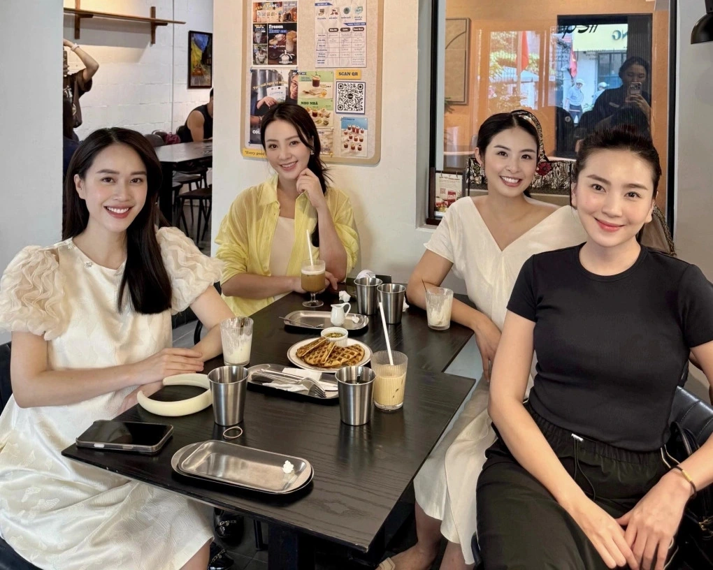 MC Ngô Mai Phương chia sẻ khung hình chung với MC Mai Ngọc, á hậu Thụy Vân, hoa hậu Ngọc Hân và gọi cả nhóm là 'team con trai đầu lòng'.