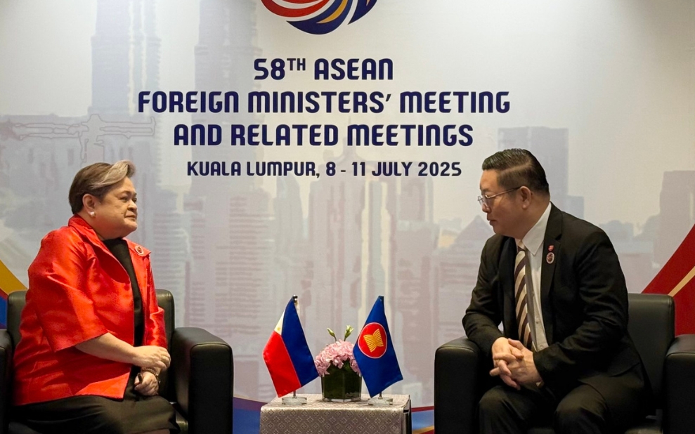 Bộ trưởng Ngoại giao Philippines Theresa Lazaro trong cuộc gặp Tổng thư ký Kao Kim Hourn bên lề Hội nghị Bộ trưởng Ngoại giao ASEAN tại Malaysia. Ảnh: TFT.