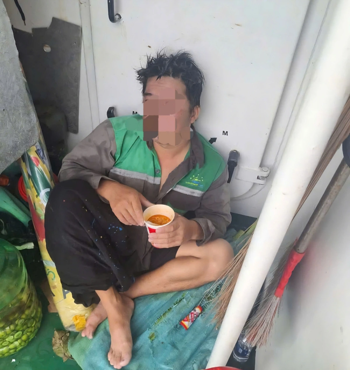 Ngư dân được các thủy thủ nấu mì cho  ăn để lấy lại sức và tinh thần