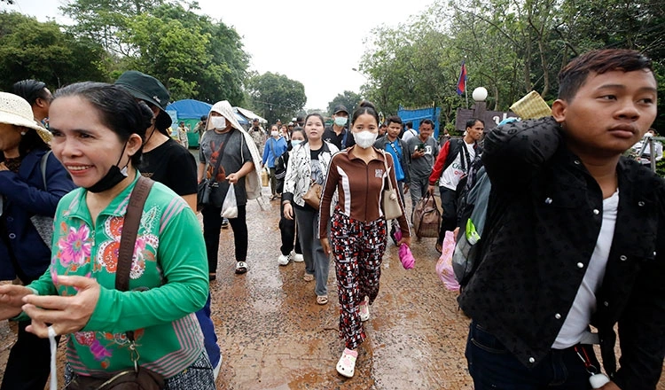 Lao động di cư Campuchia rời biên giới Thái Lan qua cửa khẩu quốc tế O Smach, ngày 24/6/2025. Ảnh: KT/Chor Sokunthea