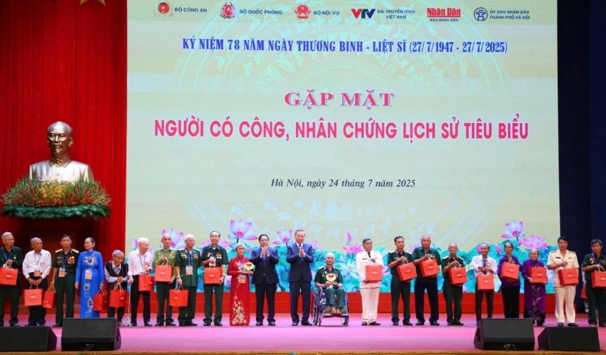 Tổng Bí thư Tô Lâm, Thủ tướng Chính phủ Phạm Minh Chính tặng quà các đại biểu người có công tại buổi gặp mặt. Ảnh: Nhật Nam - Hà Nội mới