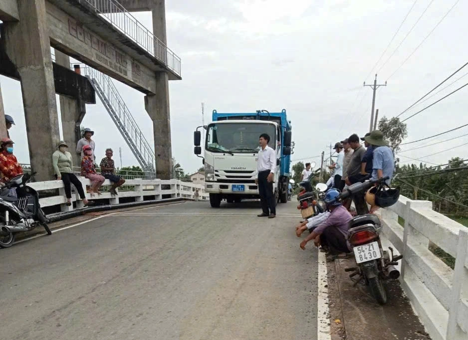 Người dân xã An Hiệp chặn không cho xe rác vào bãi rác gây ô nhiễm môi trường
