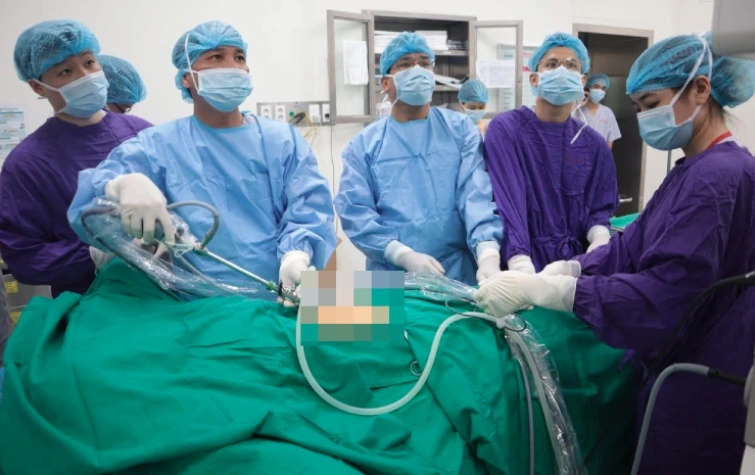 Một ca mổ của bác sĩ cho bệnh nhân tiết niệu. Ảnh: BSCC