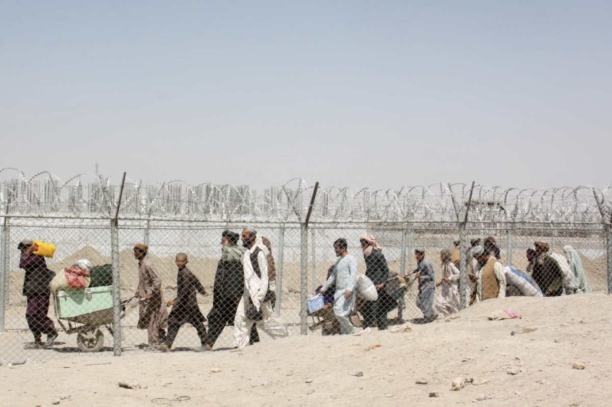 Những người Afghanistan vượt qua hàng rào tại Cổng Hữu nghị, ở thị trấn Charman (Pakistan) nhằm trên biên giới Pakistan-Afghanistan. Ảnh: Reuters