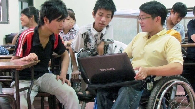 Người khuyết tật tại Việt Nam vẫn đang đối mặt với rào cản trong học nghề, tìm việc và khởi nghiệp. Ảnh: PV