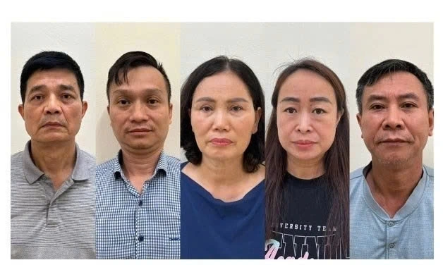 Bị can Nguyễn Thanh Phong (ngoài cùng bên trái) và các bị can trong vụ án. (Ảnh: Công an cung cấp)