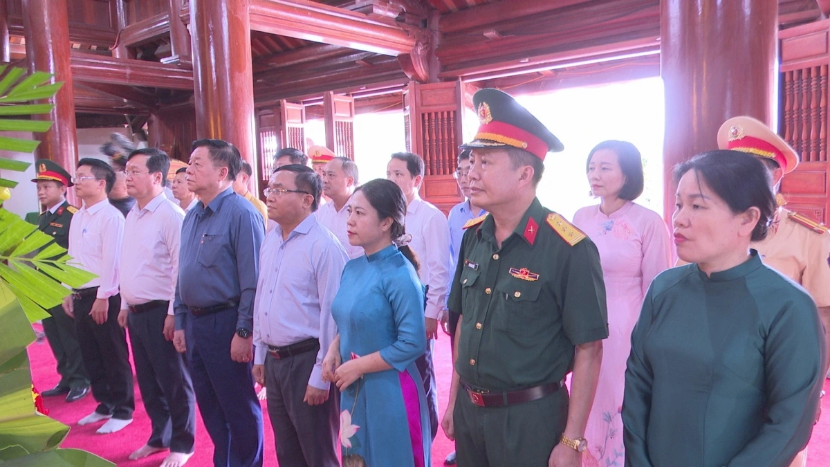 Ông Nguyễn Trọng Nghĩa, Trưởng Ban Tuyên giáo và Dân vận Trung ương cùng lãnh đạo tỉnh Nghệ An tại nghĩa trang liệt sỹ quốc tế Việt Lào. Ảnh: Bá Thăng.