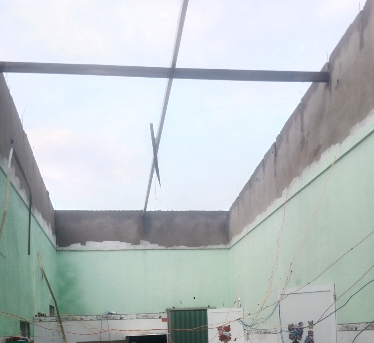 Nhà bị tốc mái trơ khung (Ảnh: B.H)