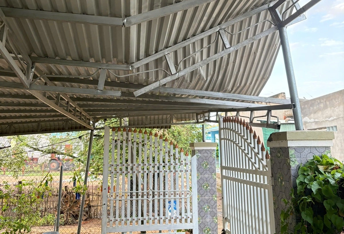 Nhiều mái hiên bị gẫy ngã (Ảnh: B.H)