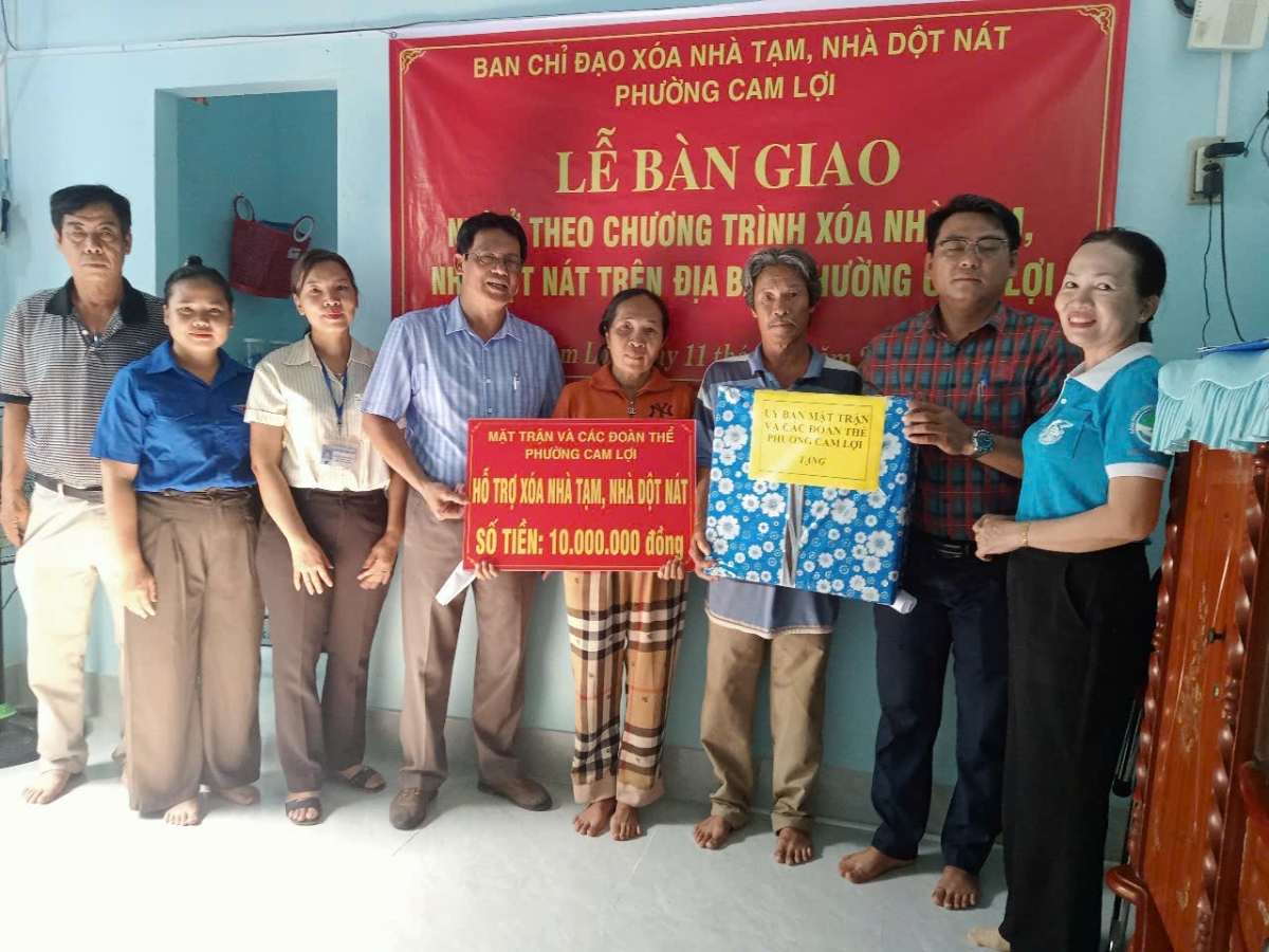 Niềm vui của người dân trong ngày về nhà mới