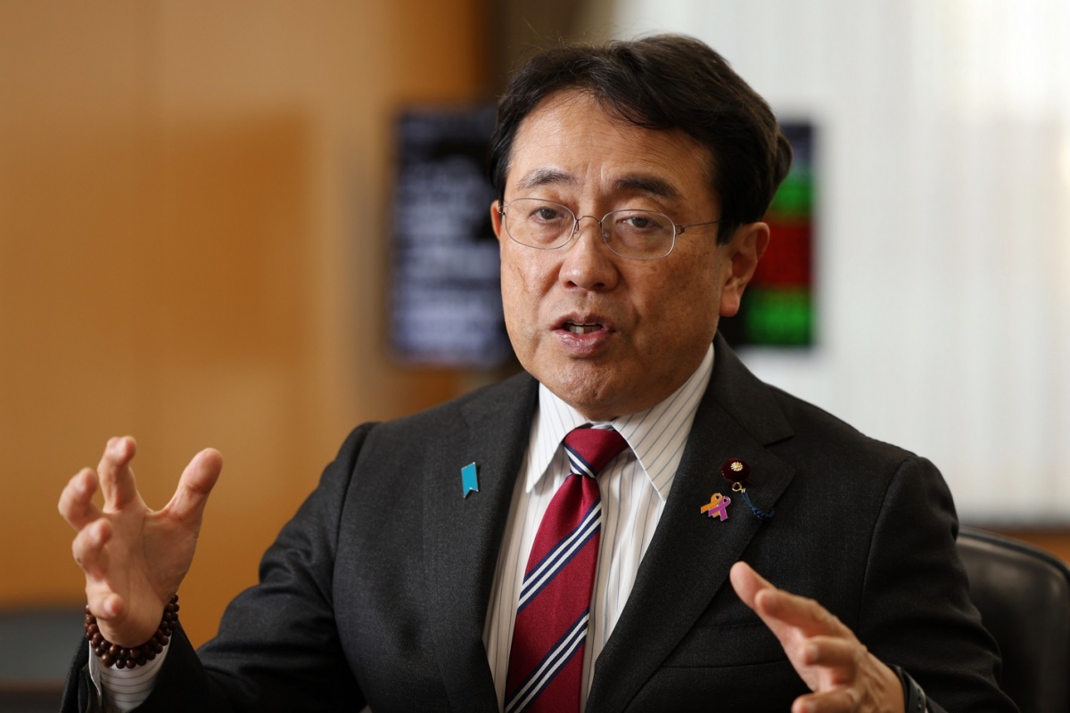 Bộ trưởng Akazawa tỏ ra thận trọng hơn. Ảnh: Reuters