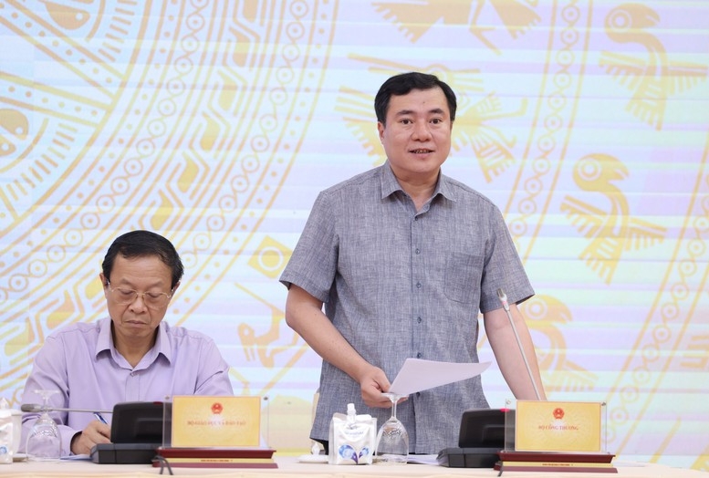 Thứ trưởng Bộ Công Thương Nguyễn Sinh Nhật Tân cung cấp thông tin về việc về quản lý thuế đối với hoạt động thương mại điện tử tại họp báo Chính phủ thường kỳ tháng 6/2025 - (Ảnh: VGP)