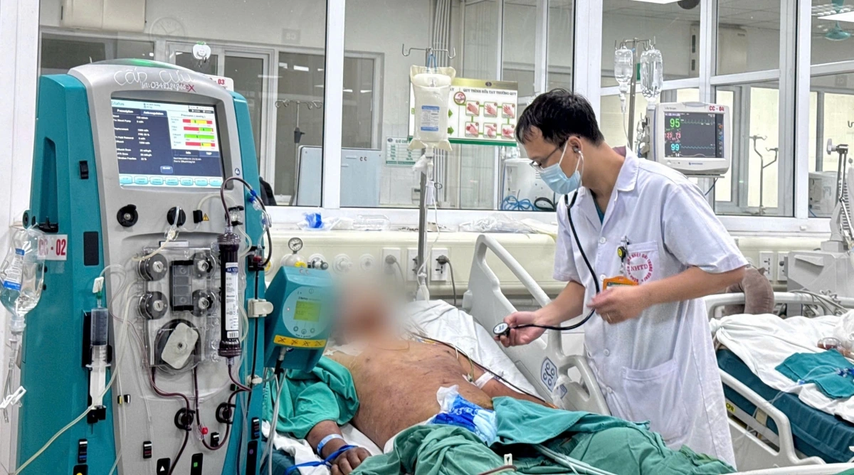 Nam thanh niên nguy kịch sau 3 ngày ăn tiết canh (ảnh BVCC)