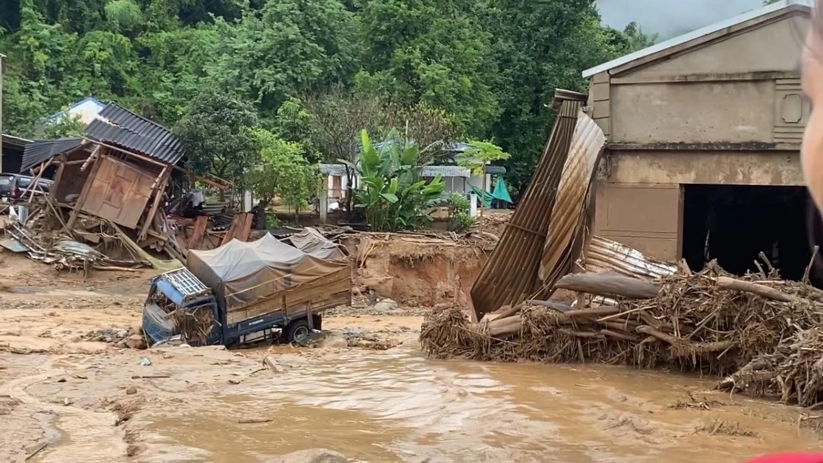 Nhiều tài sản có giá trị bị thiệt hại sau trận lũ dữ. (Ảnh: MXH)