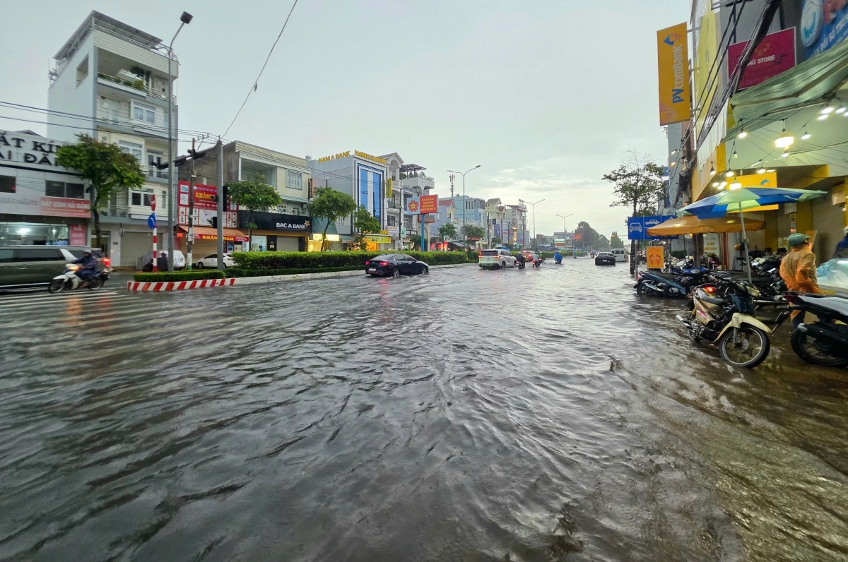 Nhiều tuyến đường ở thành phố Cần Thơ thường bị ngập sâu khi có mưa lớn hoặc triều cường
