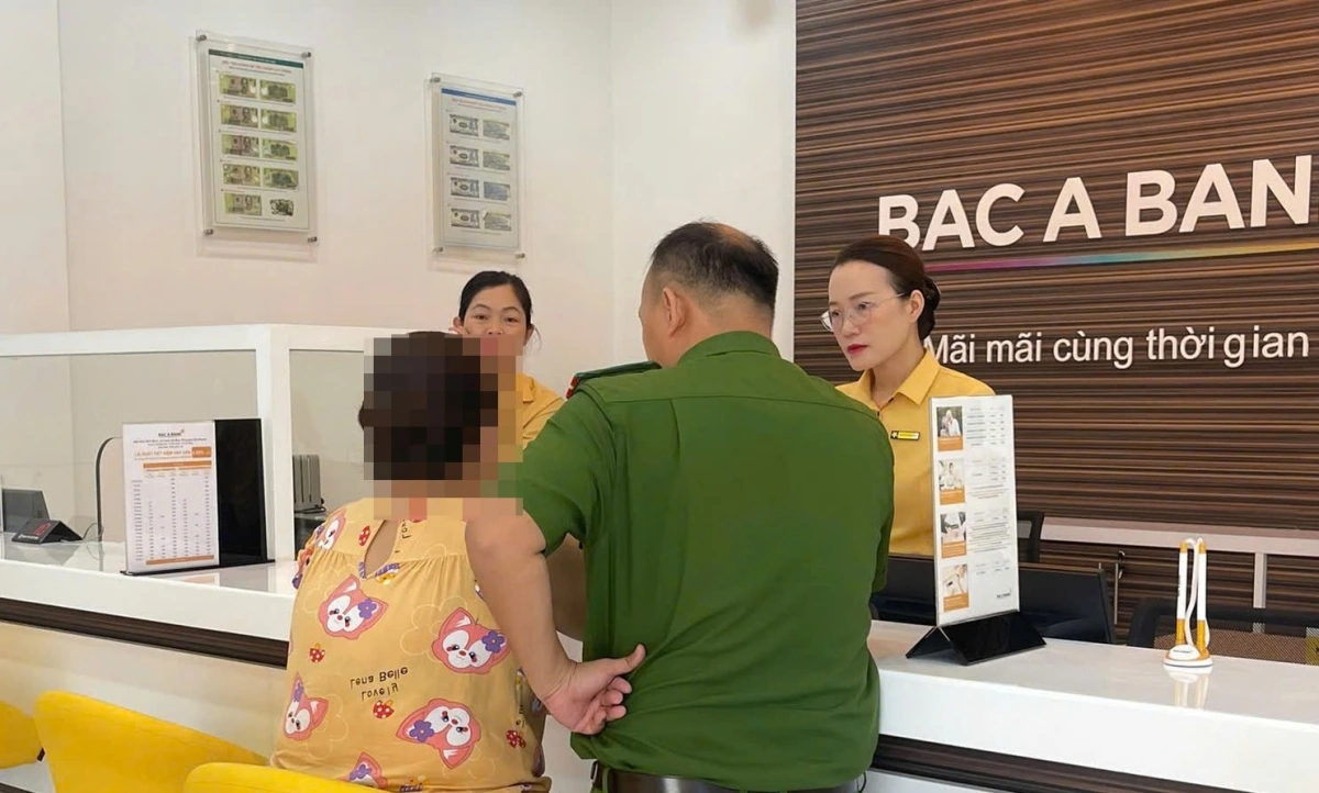Các nhân viên Ngân hàng và cán bộ Công an phường Hải Châu đang tích cực giải thích, vận động nạn nhân không chuyển tiền cho kẻ lừa đảo