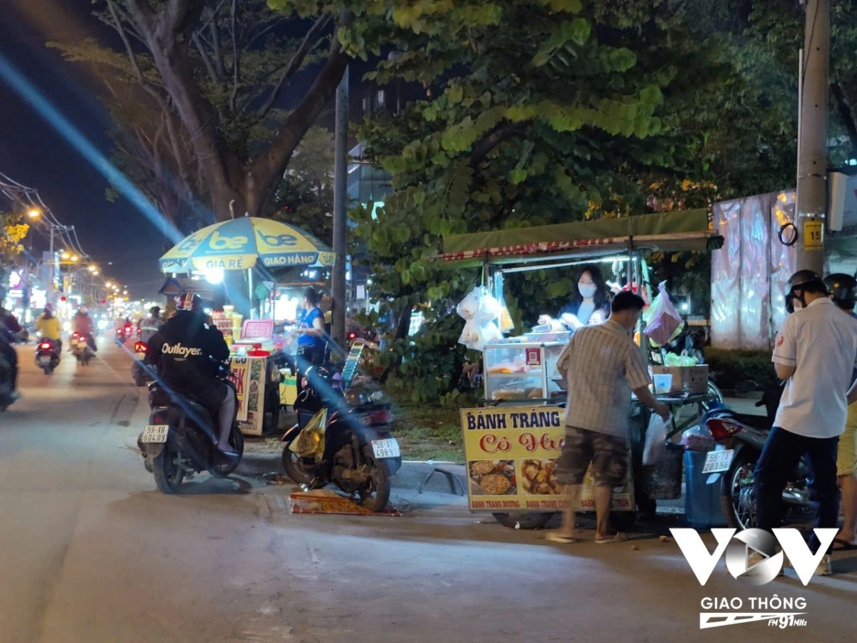 Những xe đẩy trở thành công cụ mưu sinh của nhiều người dân TPHCM