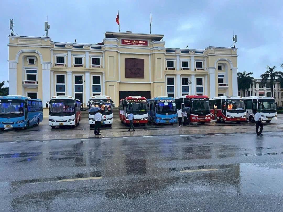 Xe bus tập trung tại Nhà Văn hoá trung tâm tỉnh Hà Nam (cũ) đón đoàn cán bộ sang Ninh Bình làm việc. Sau khi hợp nhất Hà Nam - Nam Định - Ninh Bình thành tỉnh mới Ninh Bình, trung tâm hành chính được đặt tại tỉnh Ninh Bình. Ảnh: Vân Hồng