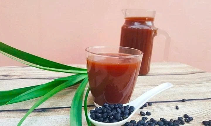 Khi đun cùng nhau, đậu đen và gừng bổ trợ hoàn hảo, một bên thanh lọc, một bên làm ấm cơ thể. (Ảnh minh họa)
