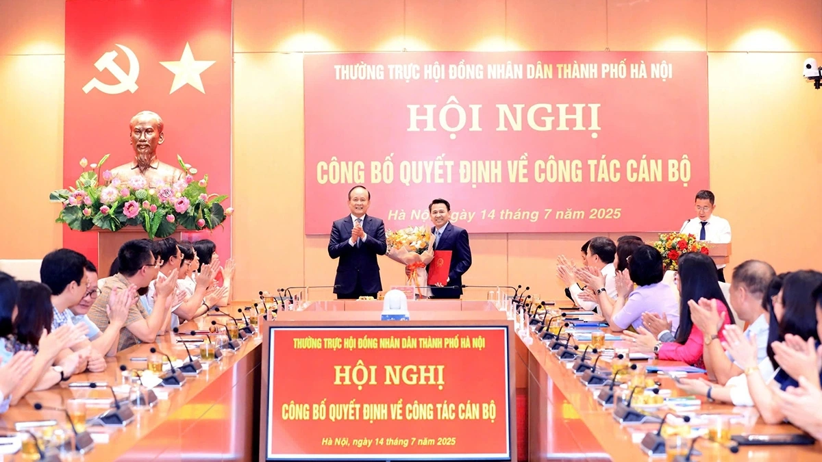 Chủ tịch HĐND thành phố Hà Nội Nguyễn Ngọc Tuấn tặng hoa chúc mừng ông Đỗ Văn Trường tân Chánh văn phòng HĐND thành phố Hà Nội.