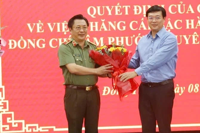 Ông Lê Quốc Phong - Bí thư Tỉnh ủy Đồng Tháp tặng hoa chúc mừng Thiếu tướng Lâm Phước Nguyên