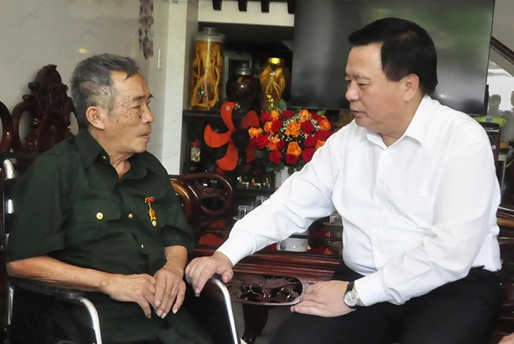 Ông Nguyễn Xuân Thắng thăm hỏi, động viên thương binh Lưu Văn Tự.