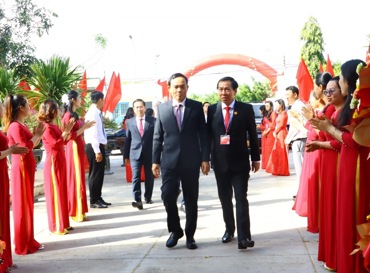 Ông Trần Lưu Quang, Bí thư Trung ương Đảng, Trưởng Ban Chính sách, Chiến lược Trung ương (bên trái) dự Đại hội Đảng bộ xã Vĩnh Hải, tỉnh Khánh Hòa