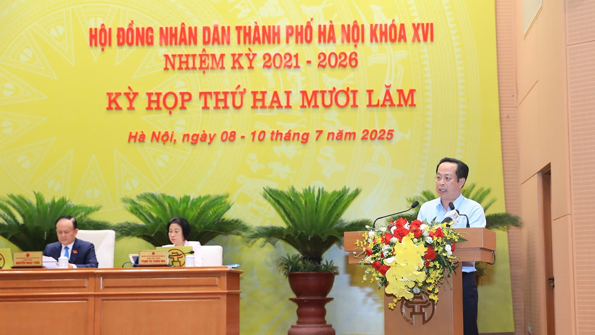 Giám đốc Sở Giáo dục và Đào tạo Hà Nội Trần Thế Cương trình bày Tờ trình về việc đề nghị ban hành nghị quyết