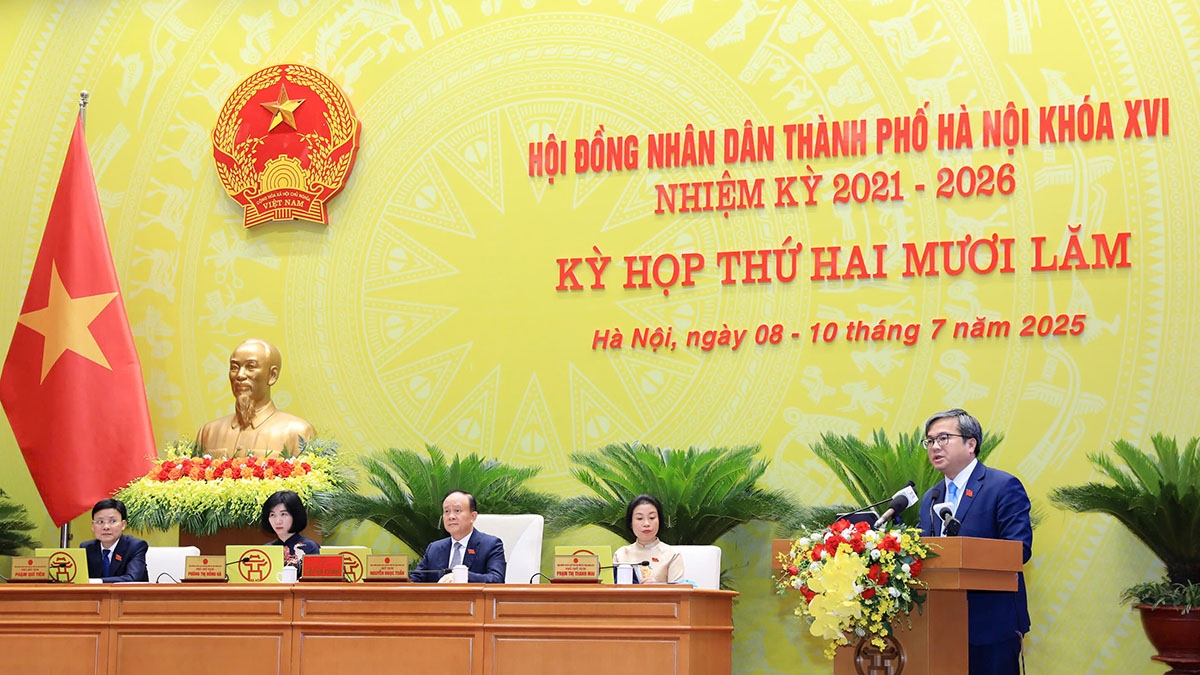 Ông Trương Việt Dũng, Phó Chủ tịch UBND thành phố Hà Nội báo cáo tóm tắt về công tác chỉ đạo, điều hành và kết quả phát triển kinh tế - xã hội của UBND thành phố