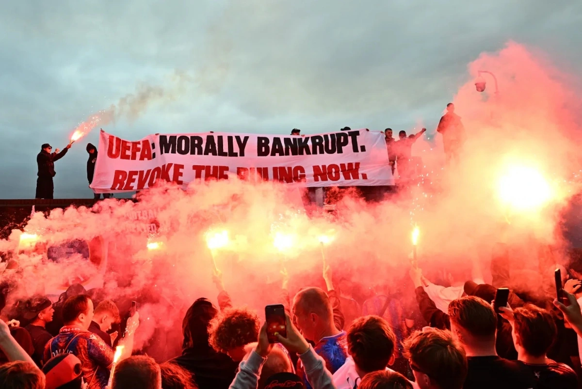 CĐV Crystal Palace phản đối UEFA. (Ảnh: Getty). 