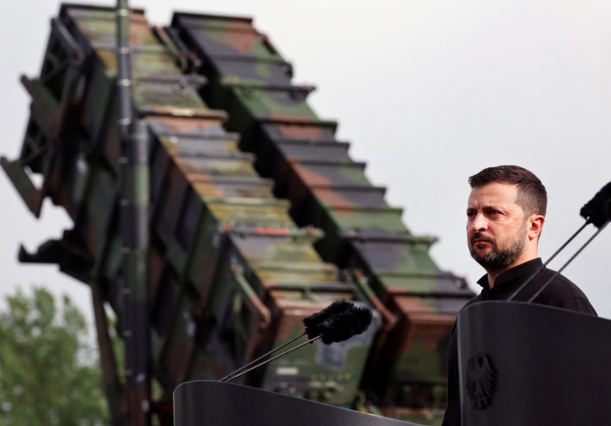 Tổng thống Ukraine Volodymyr Zelenskiy trong một chuyến thăm khu huấn luyện quân sự nhằm tìm hiểu về quá trình huấn luyện binh sĩ Ukraine vận hành hệ thống Patriot tại một địa điểm không được tiết lộ ở Đức ngày 11/6/2024. Ảnh: Reuters