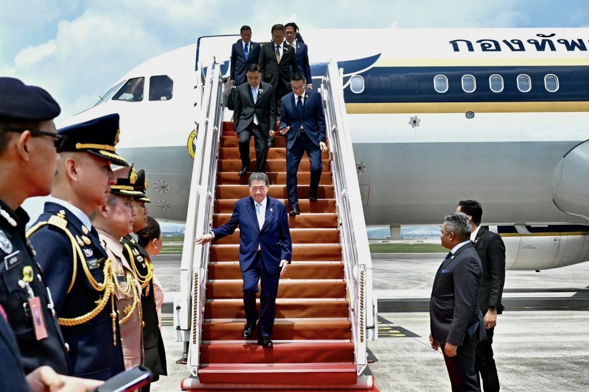 Phái đoàn Thái Lan đã có mặt tại Kuala Lumpur. Phái đoàn do Quyền Thủ tướng Phumtham Wechayachai dẫn đầu, với sự tham gia của các quan chức cấp cao, gồm có Bộ trưởng Ngoại giao Maris Sangiampongsa, Thứ trưởng Quốc phòng Nattaphon Narkphanit, Tổng Thư ký Văn phòng Thủ tướng Prommin Lertsuridej... Ảnh: NBT