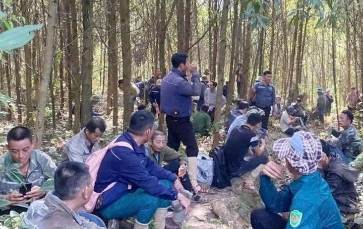 Trước đó, chính quyền địa phương huy động lực lượng và người thân đi tìm anh Đ.M.H khi gia đình trình báo anh bị mất tích trong rừng nhưng không có kết quả. (Ảnh: CAND)