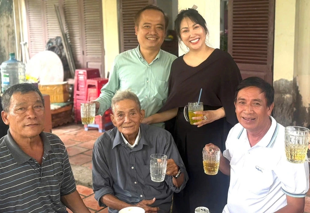Diễn viên Phi Thanh Vân đưa bé Tấn Đức về Tây Ninh thăm gia đình bạn trai Trần Chí Phú và góp mặt trong đám giỗ mẹ anh.