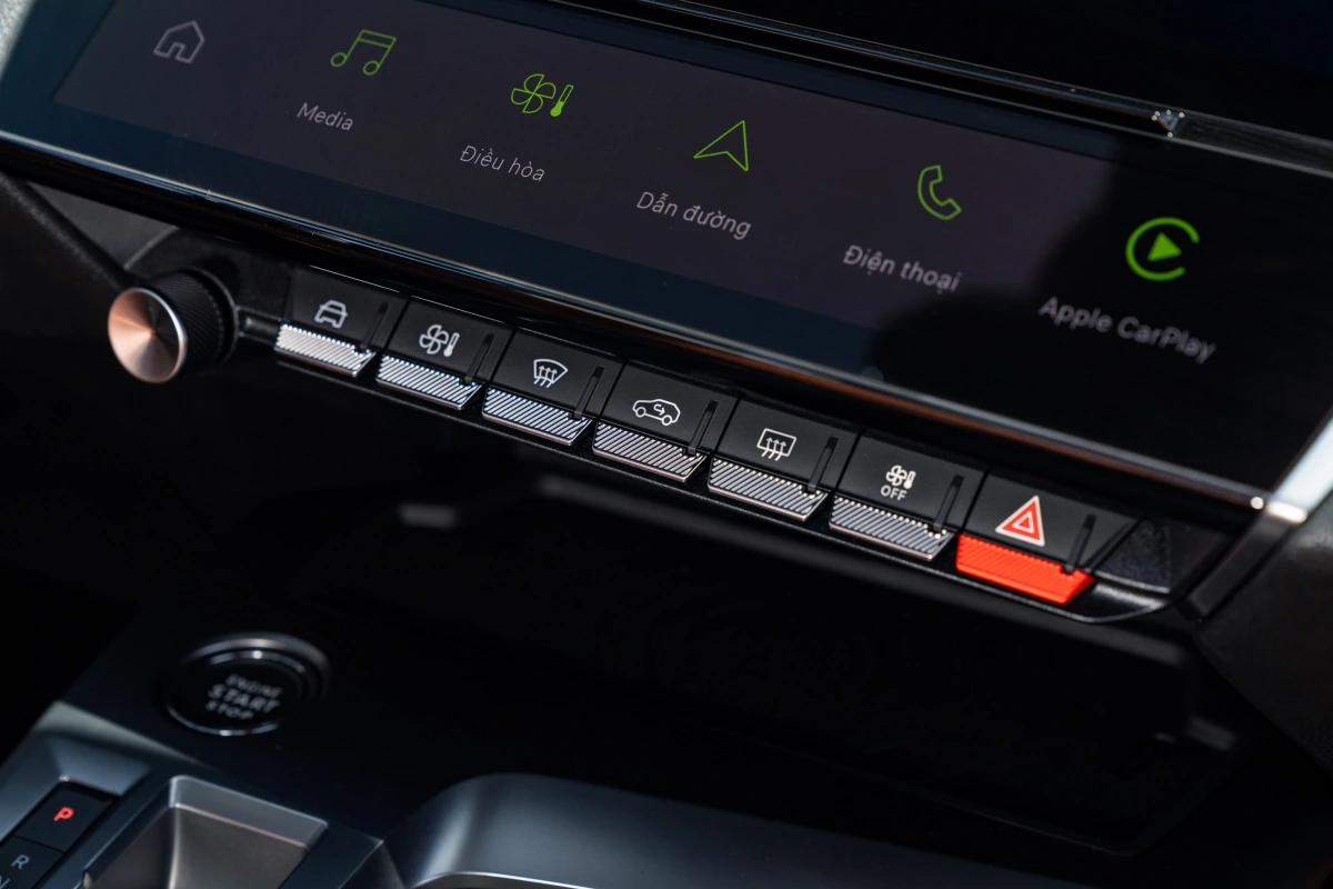 Cụm nút điều khiển điều hòa đặc trưng của Peugeot.