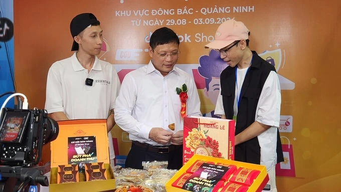 Ông Nghiêm Xuân Cường (giữa), Phó Chủ tịch UBND tỉnh Quảng Ninh tham gia buổi livestream bán hàng tại Hội chợ OCOP khu vực Đông Bắc - Quảng Ninh 2024. Ảnh: Nông nghiệp và Môi trường