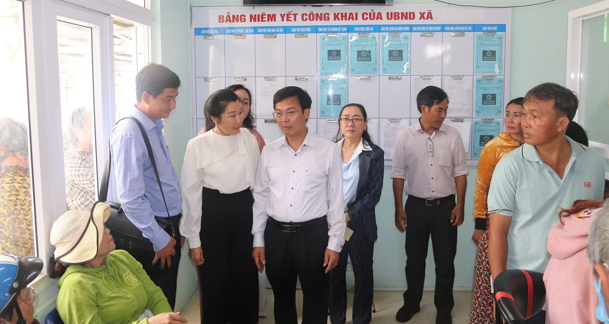 Ông Đinh Văn Tuấn kiểm tra hoạt động tại Trung tâm Phục vụ hành chính công xã Hàm Thuận Bắc - Ảnh: T.L