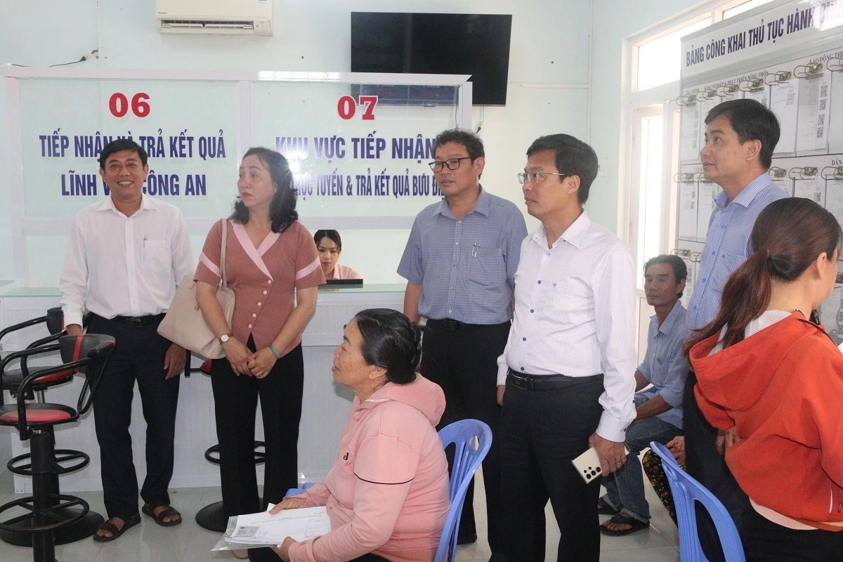 Đại diện lãnh đạo địa phương nêu những khó khăn, vướng mắc sau gần 1 tháng vận hành xã mới. Ảnh - T.L