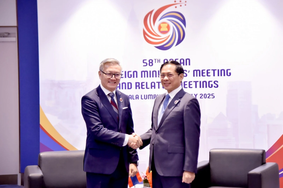 Phó Thủ tướng, Bộ trưởng Ngoại giao Bùi Thanh Sơn gặp Bộ trưởng Ngoại giao Lào Thongsavanh Phomvihane