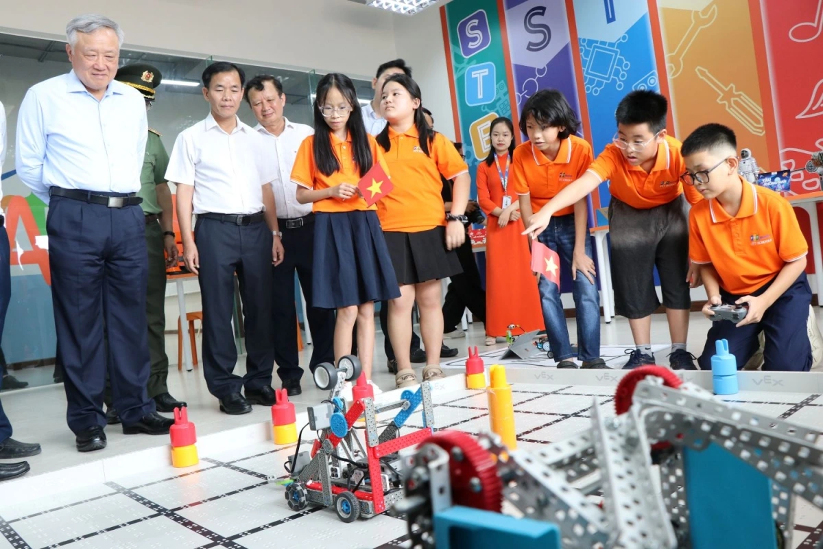 Phó Thủ tướng Thường trực Nguyễn Hòa Bình thăm lớp học Robotics tại Tổ hợp Giáo dục FPT Huế