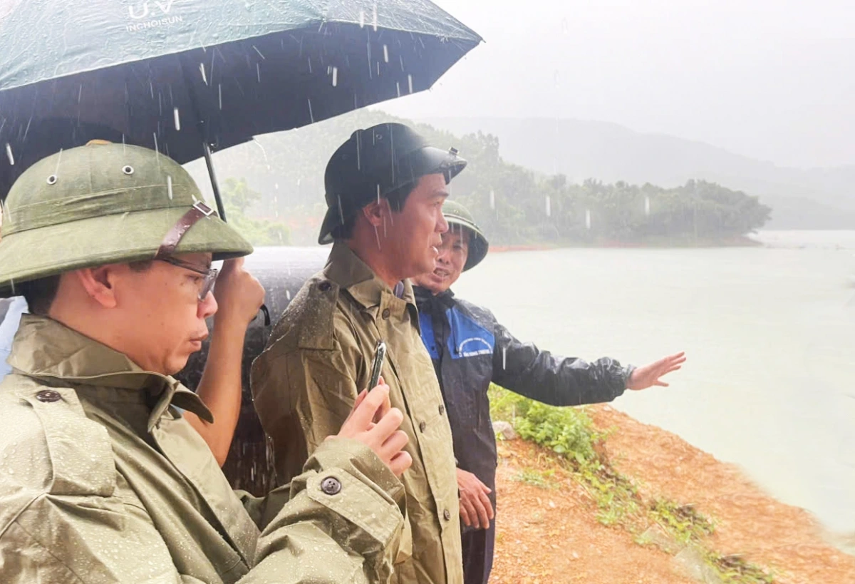 Phó Chủ tịch UBND tỉnh Bắc Ninh Lê Xuân Lợi yêu cầu đảm bảo an toàn tuyệt đối cho người và phương tiện đang thi công dự án cải tạo nâng cấp hồ Cấm Sơn. Ảnh: CTV