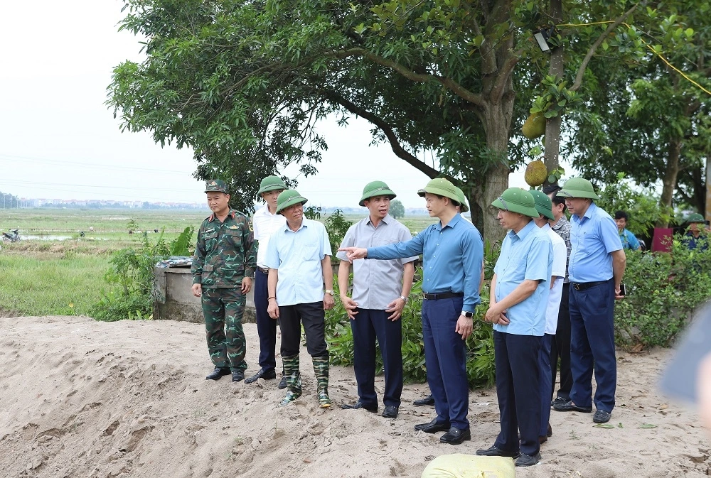 Chủ tịch UBND tỉnh Bắc Ninh Vương Quốc Tuấn kiểm tra sự cố tại trạm bơm Cẩm Bào. Ảnh: CTV