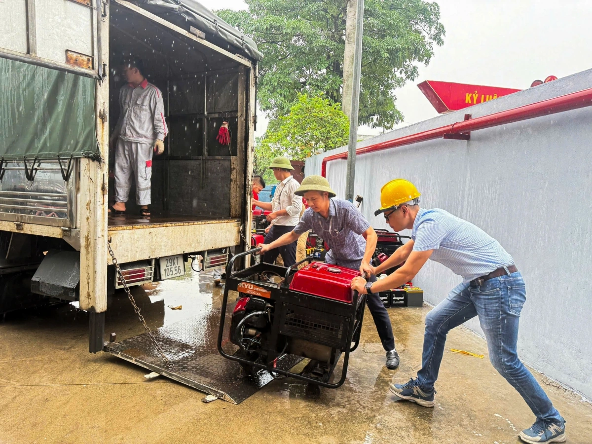 Các kỹ thuật viên Viettel tại Hải Phòng vận chuyển máy phát điện đến các nhà trạm.