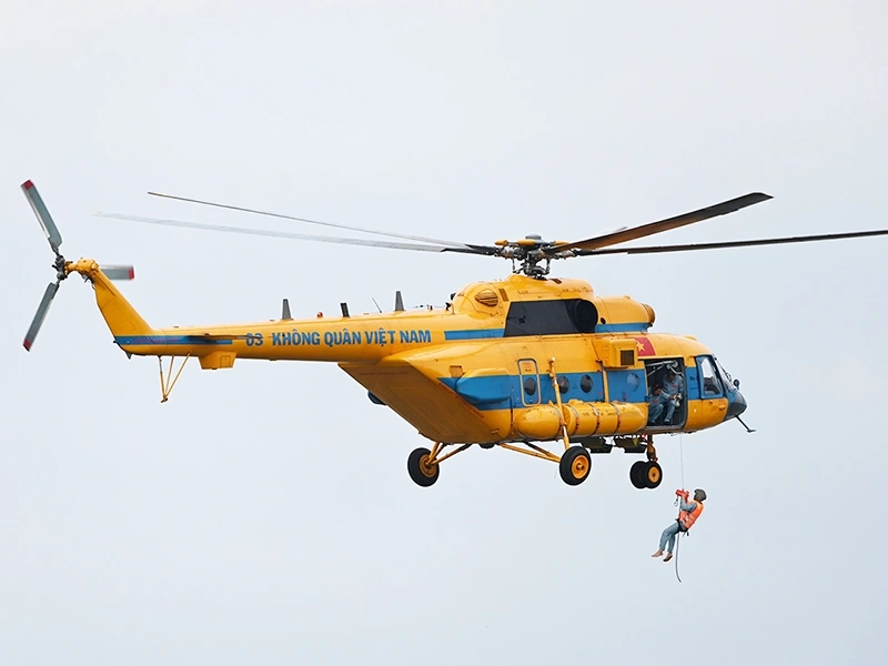 Trung tâm Quốc gia Huấn luyện Tìm kiếm cứu nạn đường không huấn luyện các nội dung đổ bộ đường không. Ảnh: Phòng không - Không quân