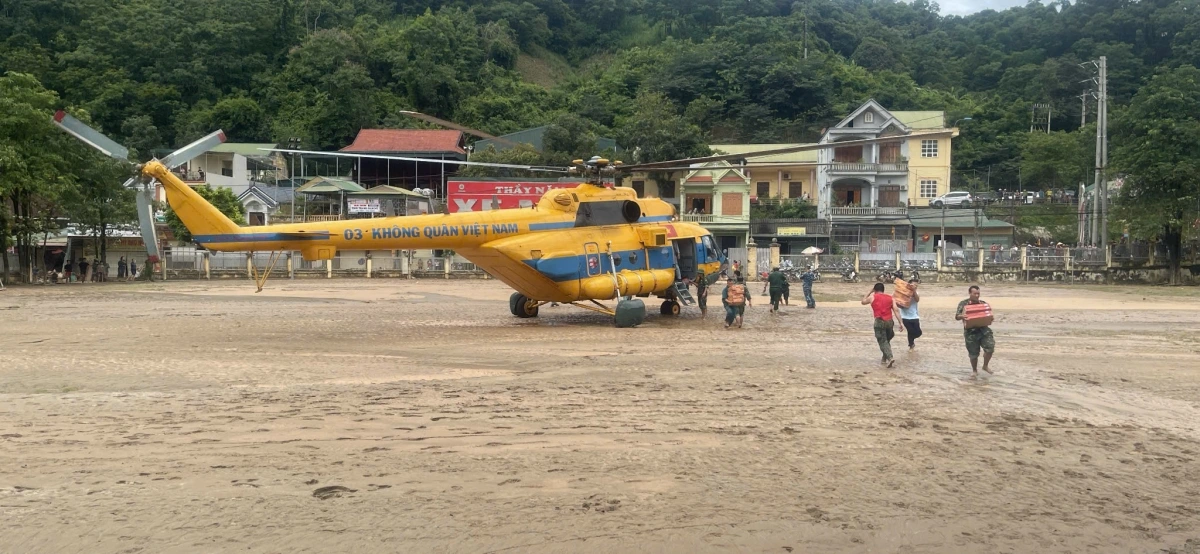 Trực thăng MI-171 nhanh chóng phối hợp với các lực lượng tại chỗ bốc dỡ hàng hóa cứu trợ xuống khu vực Tương Dương