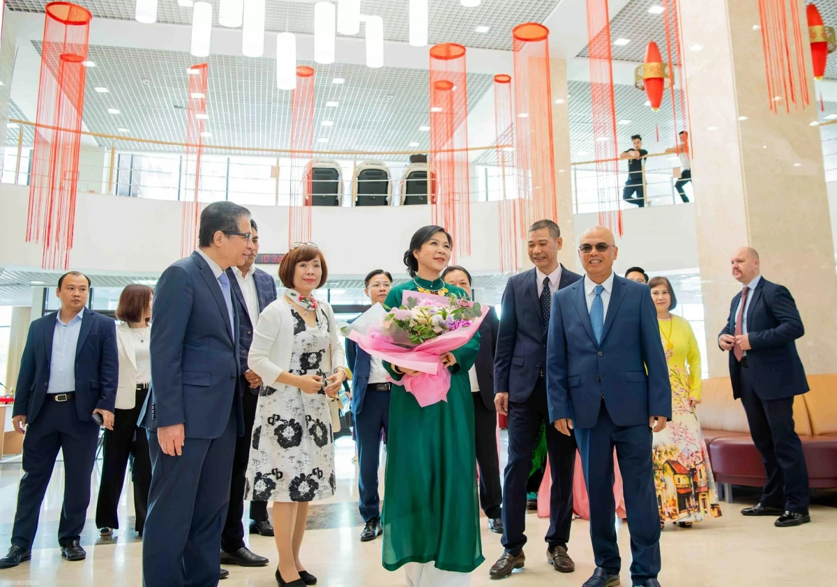Phu nhân Ngô Phương Ly đến thăm Tổ hợp đa chức năng Hà Nội-Moscow (INCENTRA), dự giờ hai lớp học tiếng Việt của Trung tâm thần đồng Á-Âu và chương trình “Tiếng Việt vui” cho các em học sinh người Việt tại đây. (Ảnh: Hoàng Hồng)