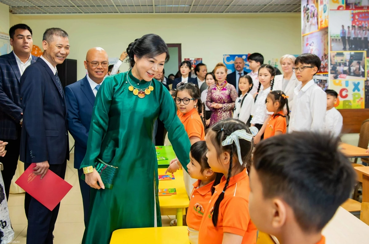 Phu nhân Ngô Phương Ly trò chuyện cùng các em. (Ảnh: Hoàng Hồng)
