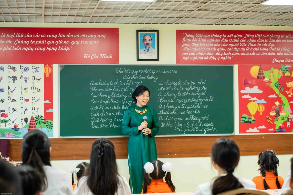 Phu nhân Ngô Phương Ly trò chuyện cùng các em học sinh. (Ảnh: Hoàng Hồng).